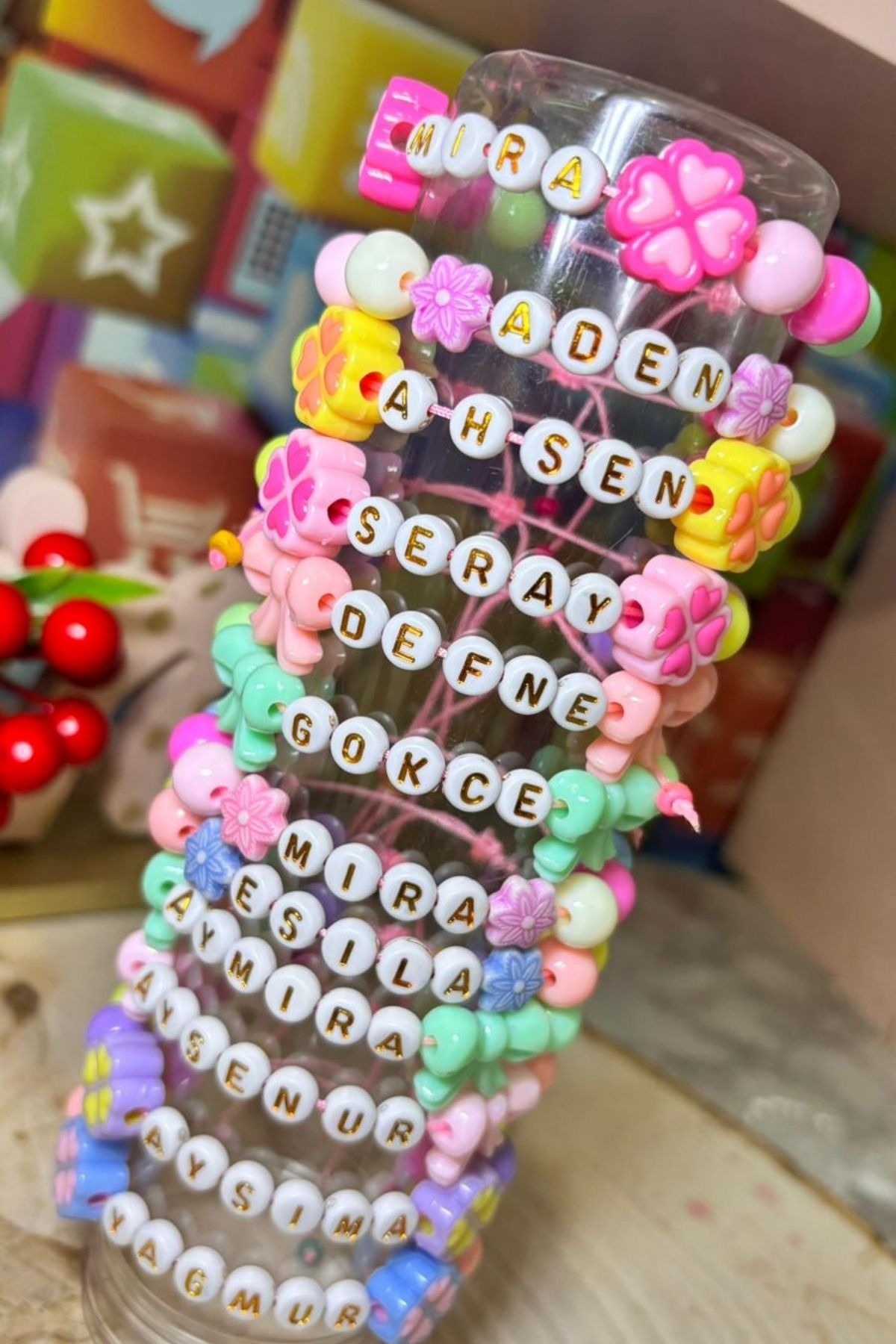 İsimli Renkli Boncuk Bileklik – Doğum Günü Hatıralık Hediyelik (Kartlı) 