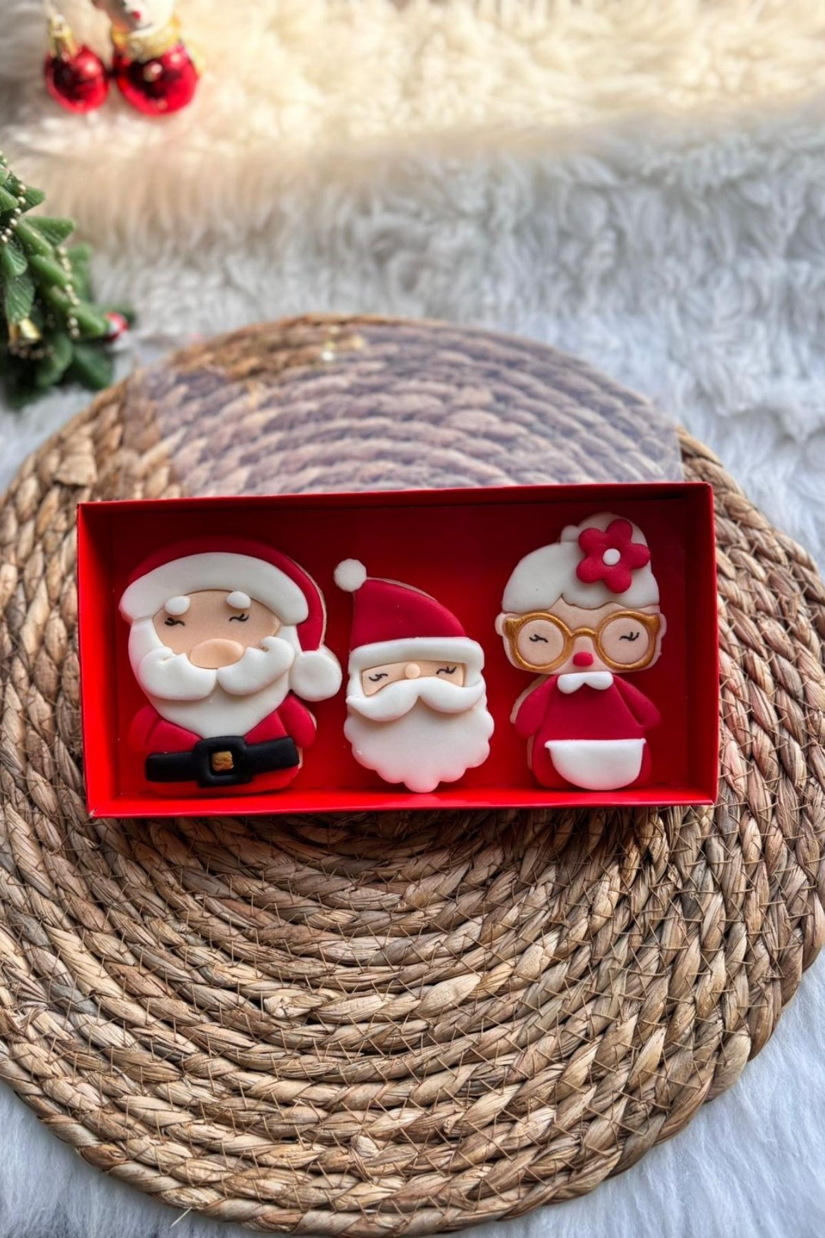 Kutulu Noel Baba & Noel Anne Şeker Hamurlu Kurabiye Seti (3’lü Hediyelik)