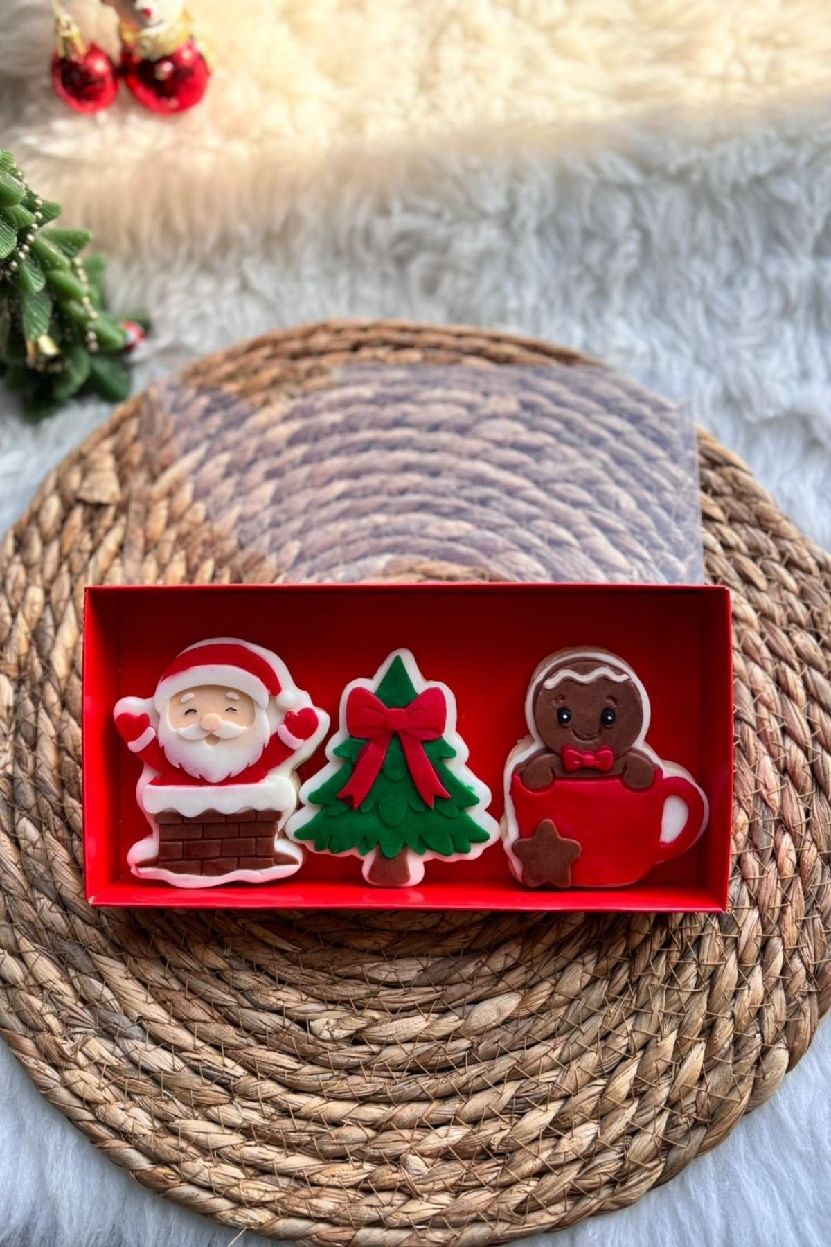 Kutulu Yılbaşı Şeker Hamurlu Kurabiye Seti (3’lü) – Noel Baba & Çam Ağacı & Gingerbread