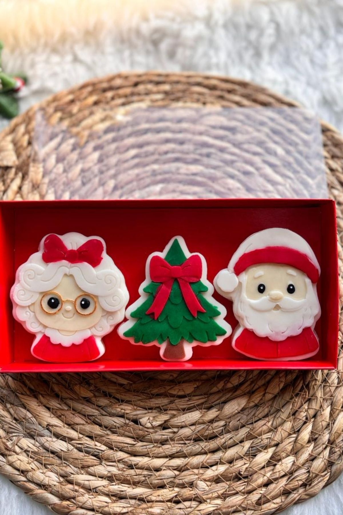 Kabartmalı Noel Baba & Noel Anne Şeker Hamurlu Kurabiye Seti (3’lü Kutulu Yılbaşı Hediyelik)