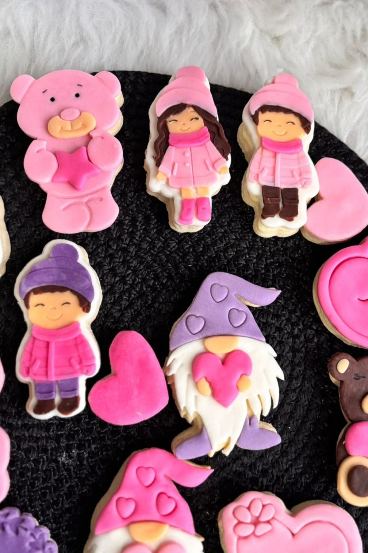 Sevgililer Günü Temalı Şeker Hamurlu Kurabiye (20 Adet) – Love, Kalp ve Figürlü Kurabiye Seti