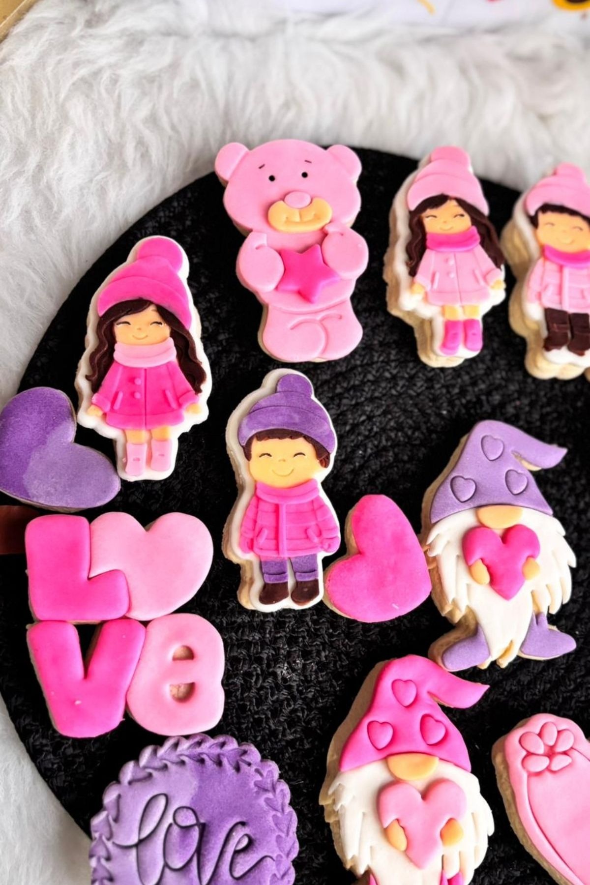 Sevgililer Günü Temalı Şeker Hamurlu Kurabiye (20 Adet) – Love, Kalp ve Figürlü Kurabiye Seti