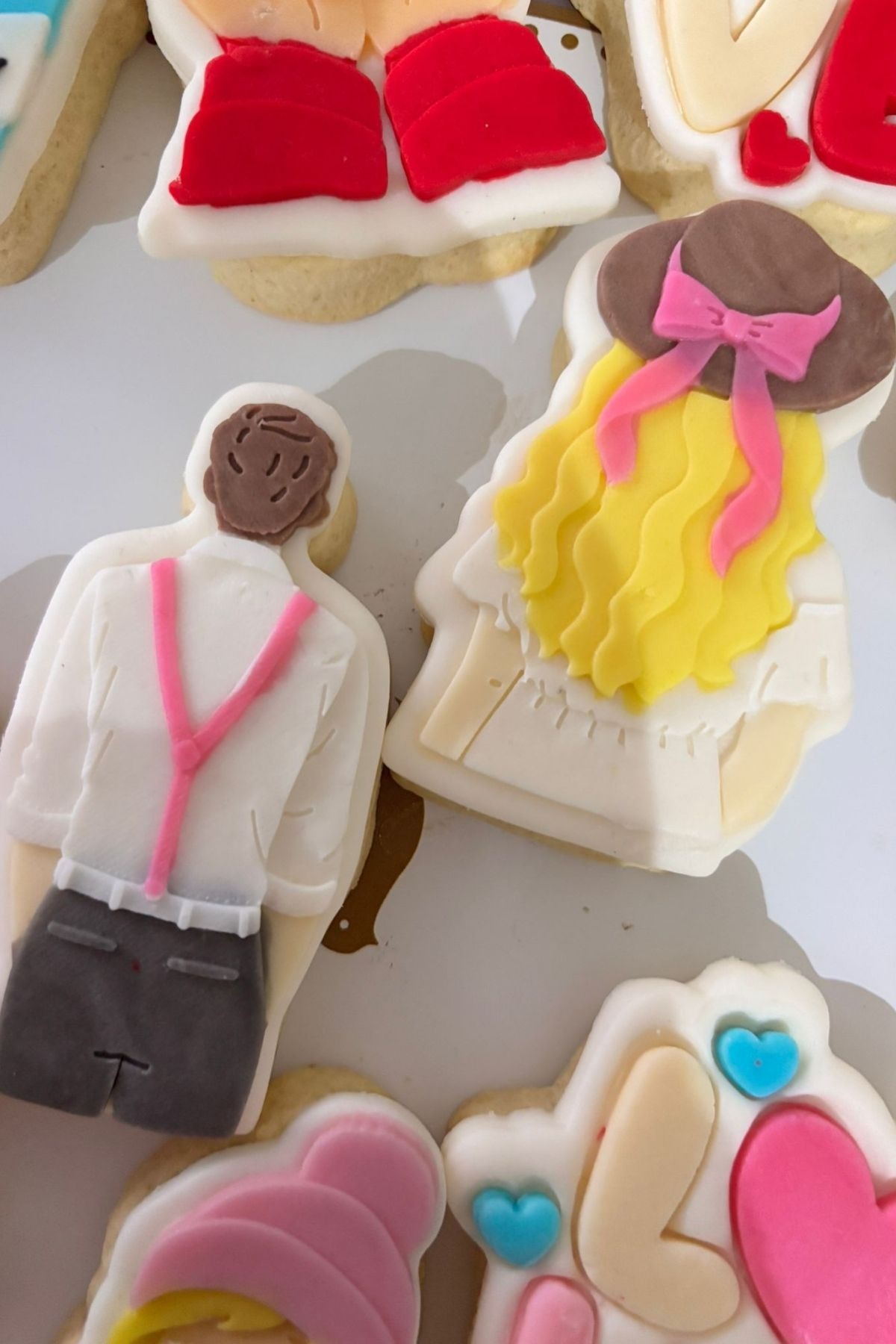 Sevgililer Günü Çift Temalı Şeker Hamurlu Kurabiye (4 Adet) – Love ve Romantik Figürlü Hediyelik Set