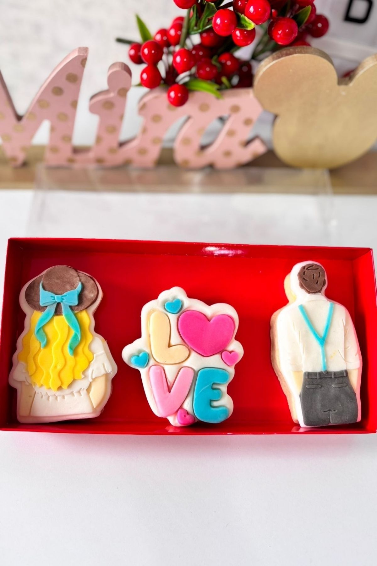 Sevgililer Günü Çift Temalı Şeker Hamurlu Kurabiye (4 Adet) – Love ve Romantik Figürlü Hediyelik Set