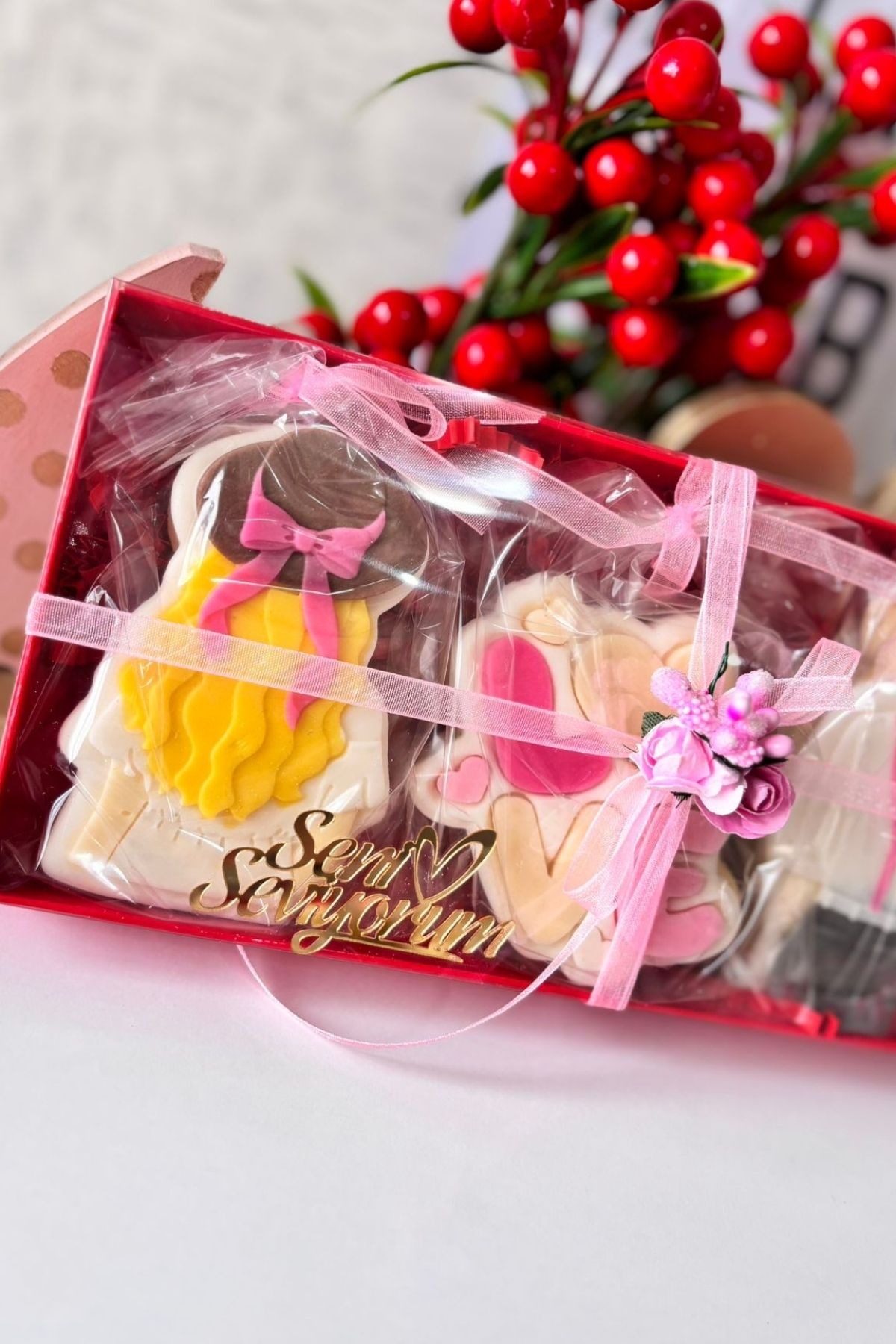 Sevgililer Günü Çift Temalı Şeker Hamurlu Kurabiye (4 Adet) – Love ve Romantik Figürlü Hediyelik Set