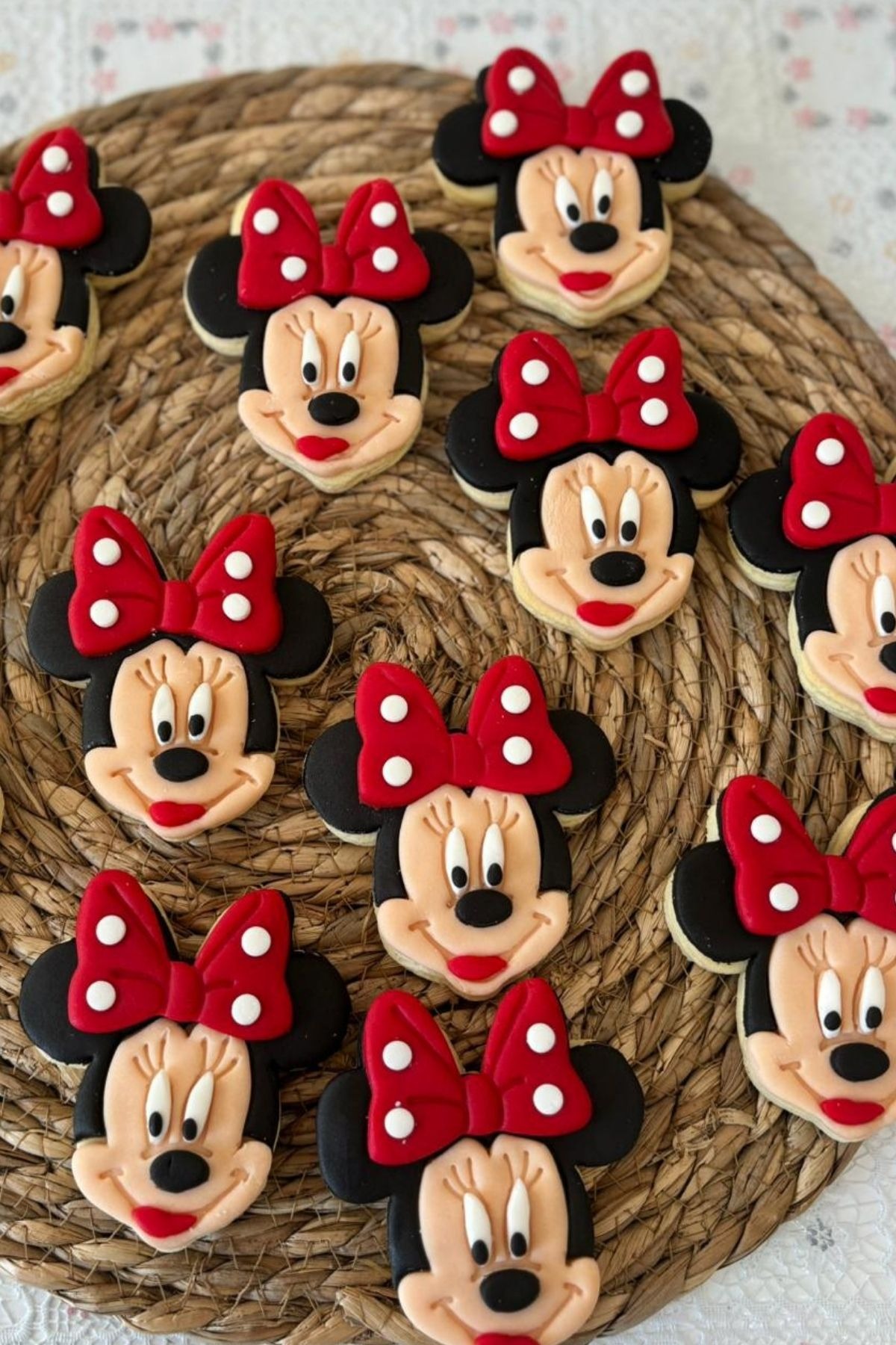 Minnie Mouse Temalı Kurabiye – Kırmızı Fiyonklu Doğum Günü Hediyelik (Kişiye Özel)