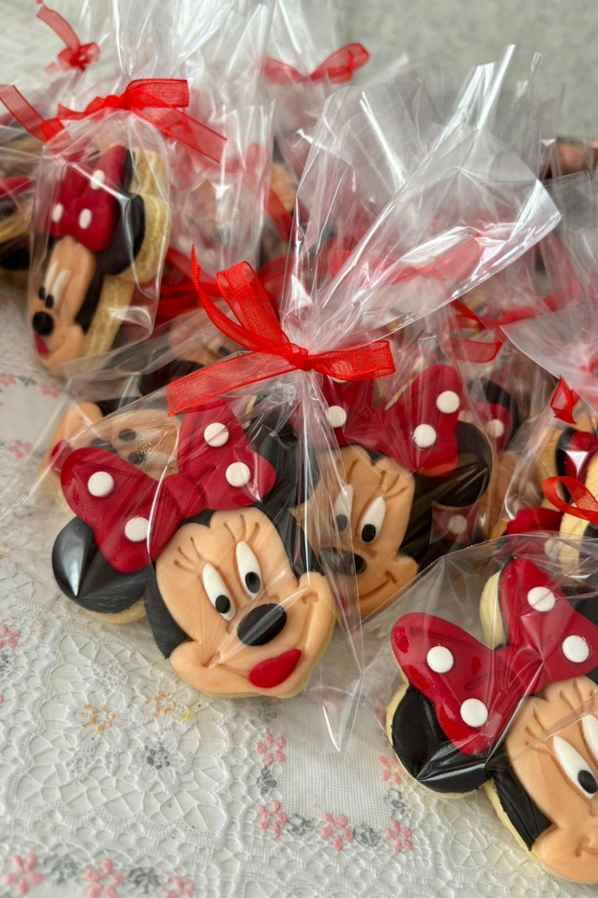 Minnie Mouse Temalı Kurabiye – Kırmızı Fiyonklu Doğum Günü Hediyelik (Kişiye Özel)