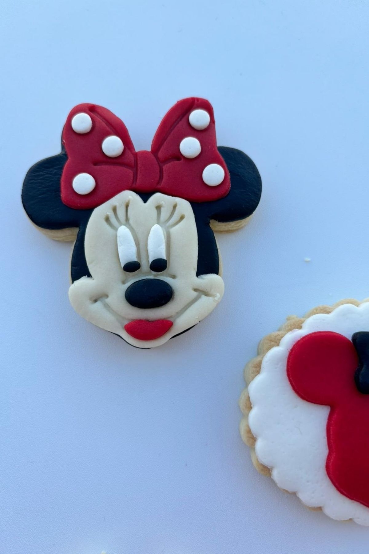 Minnie Mouse Temalı Kurabiye – Kırmızı Fiyonklu Doğum Günü Hediyelik (Kişiye Özel)