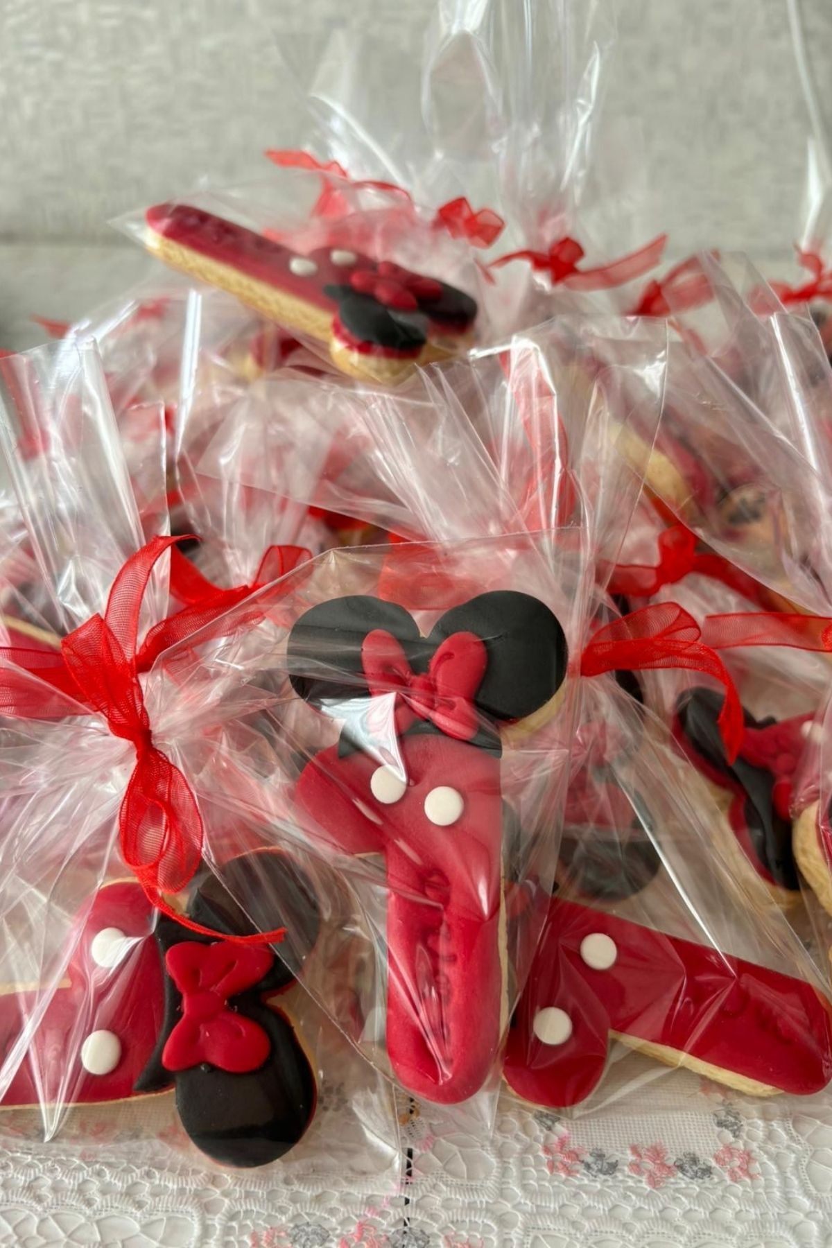Minnie Mouse 1 Yaş Kurabiye | Kişiye Özel İsimli Şeker Hamurlu Doğum Günü Hediyeliği 20 Adet