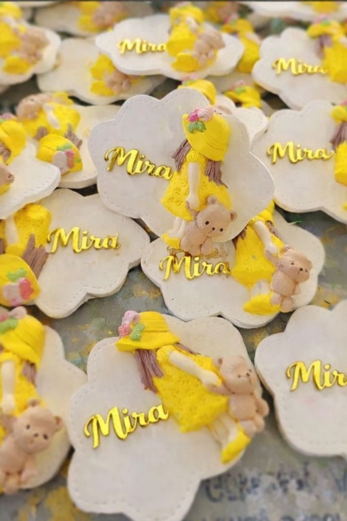  Kız Bebek Magnet Hediyelik | Sarı Elbiseli Kız Figürlü İsimli Baby Shower & Doğum Magnet 20 Adet