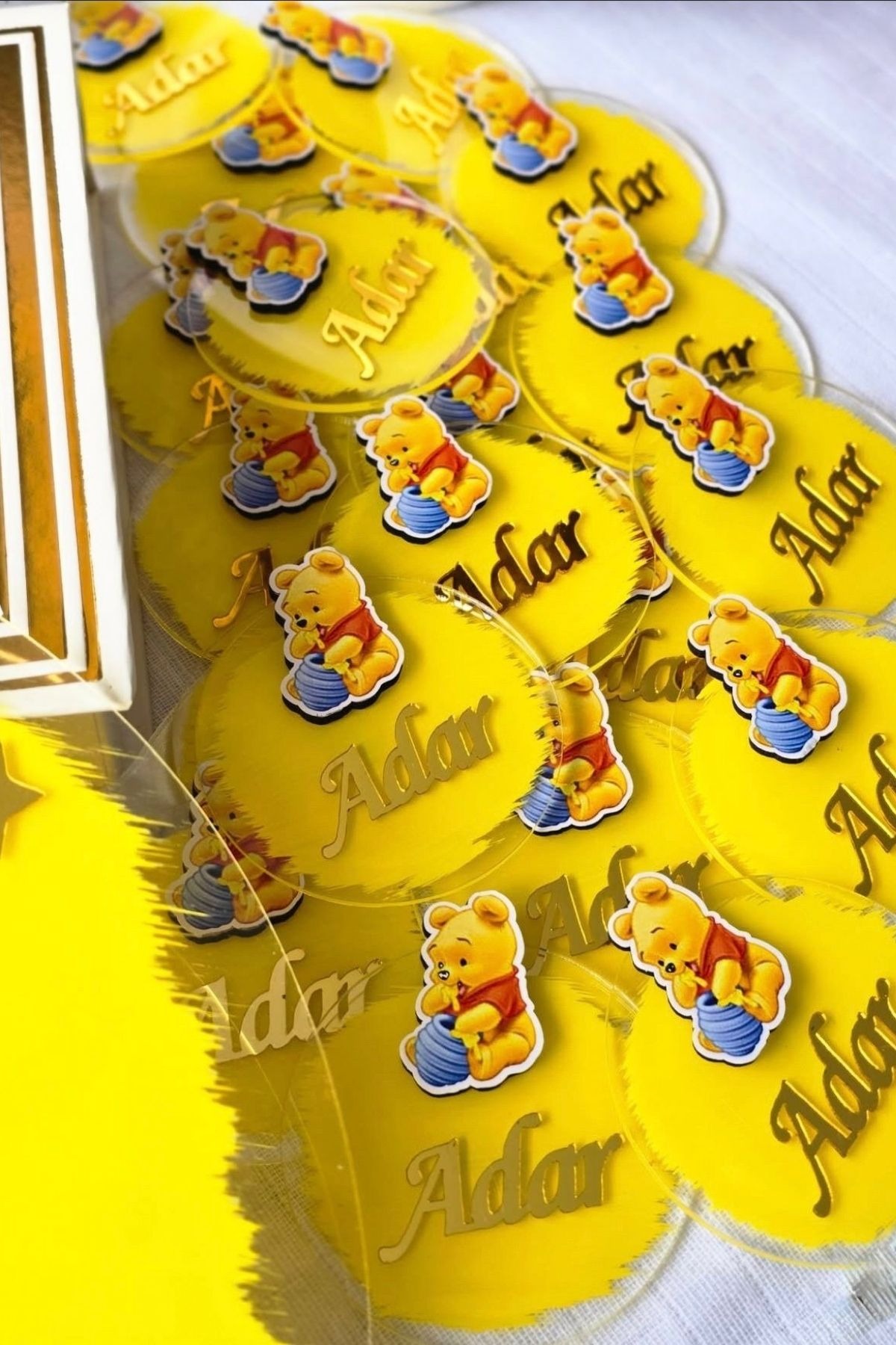 Winnie The Pooh Temalı İsimli Pleksi Kapı Süsü ve 20 Adet Magnet Seti Bebek Hediyelik