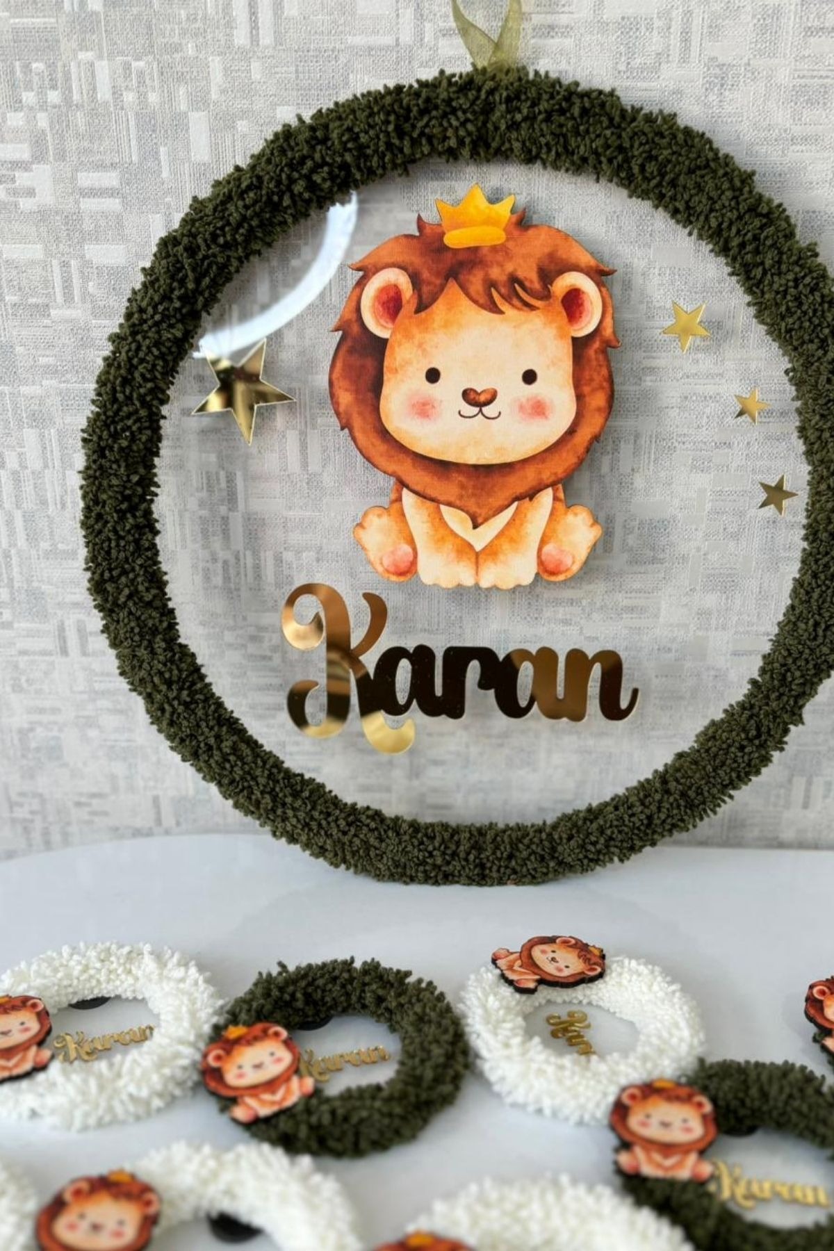 İsimli Pleksi Kapı Süsü ve 20 Adet Magnet Seti Aslan Figürlü Yeşil Beyaz Bebek Hediyelik
