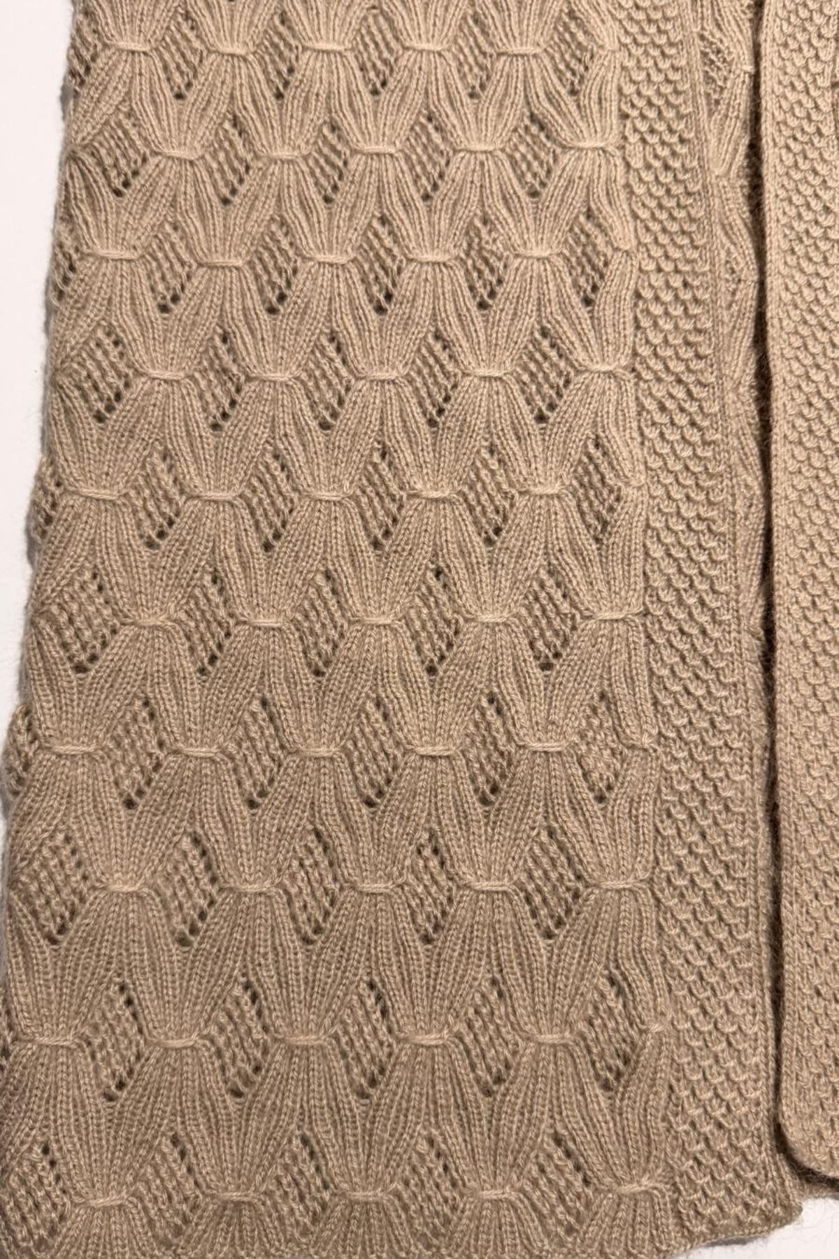 El Örgüsü Kadın Yelek – Alize İp, Bej Triko Desen, Oversize Şık Yelek (Anneler Günü Özel – Hazır)