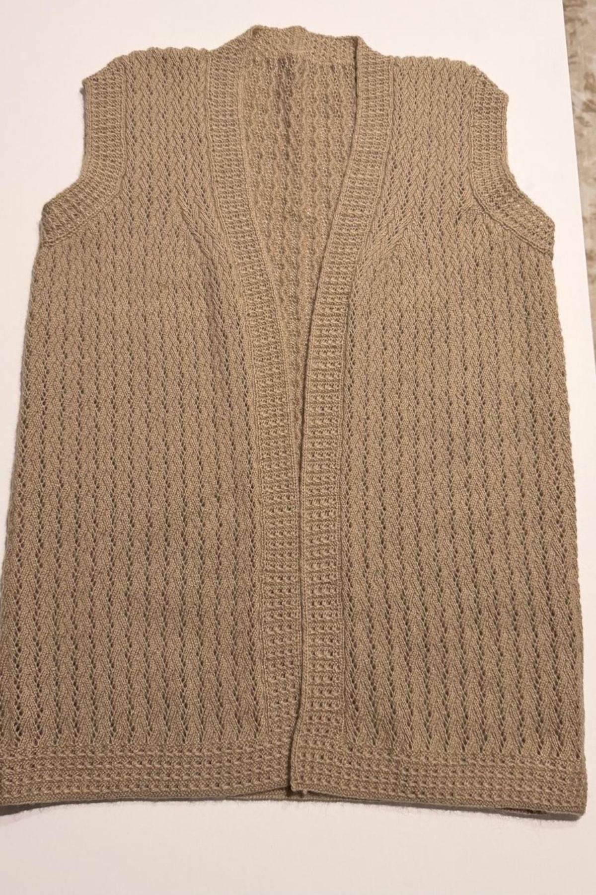 El Örgüsü Kadın Yelek – Alize İp, Bej Renk, Şık Desenli Triko Yelek (Oversize – Anneler Günü Hazır)