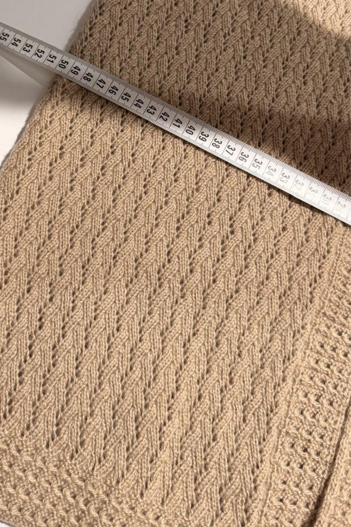 El Örgüsü Kadın Yelek – Alize İp, Bej Renk, Şık Desenli Triko Yelek (Oversize – Anneler Günü Hazır)