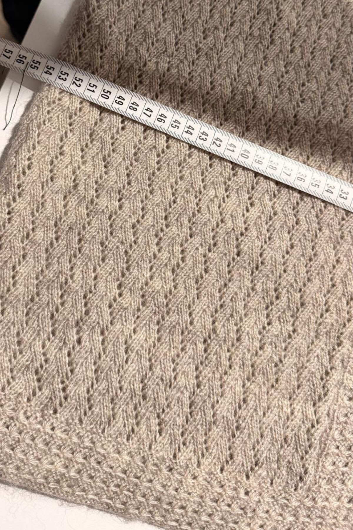 El Örgüsü Kadın Yelek – Alize İp, Bej Renk, Şık Ajurlu Desen, Oversize Triko Yelek (Anneler Günü Hazır)