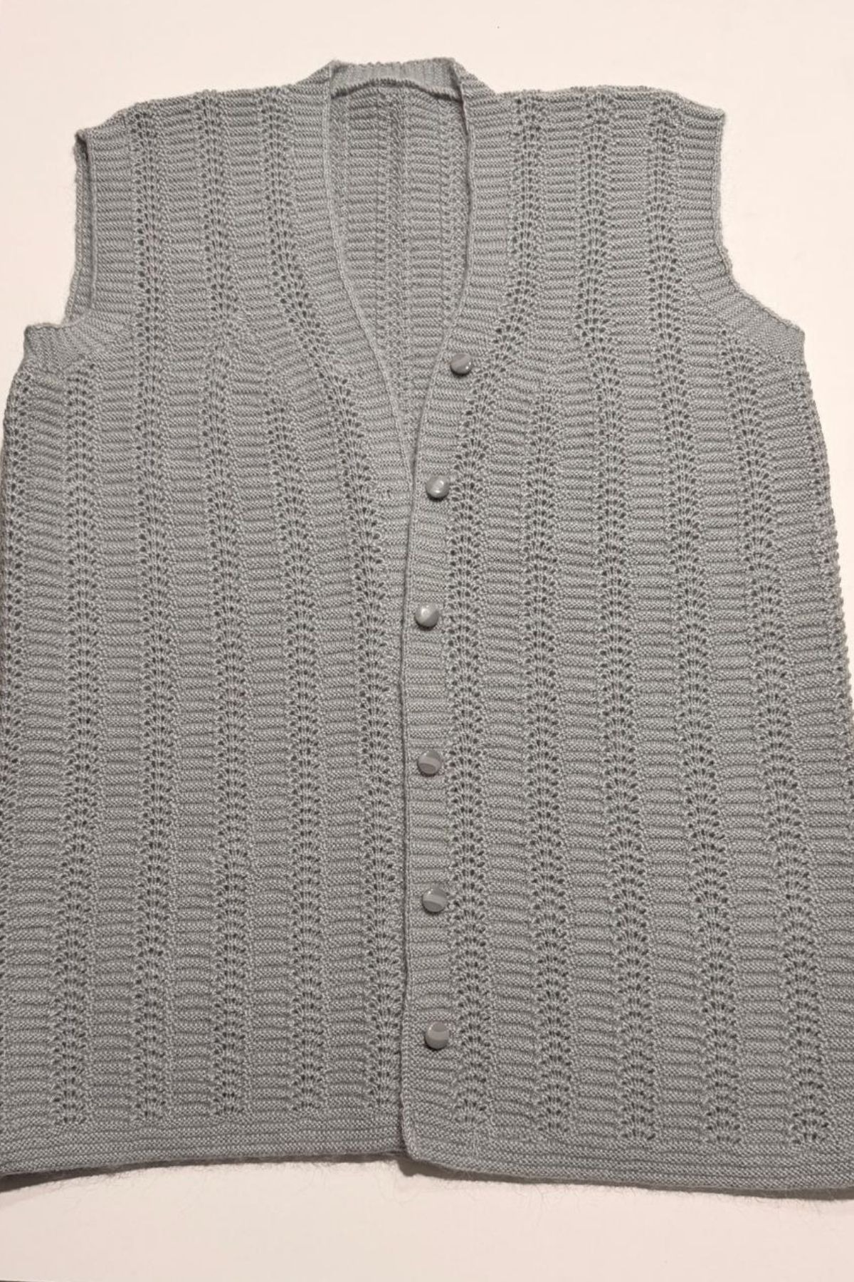 El Örgüsü Kadın Yelek – Gri Alize İp, Düğmeli Ajurlu Triko Yelek, Oversize Şık Model (Anneler Günü Özel)