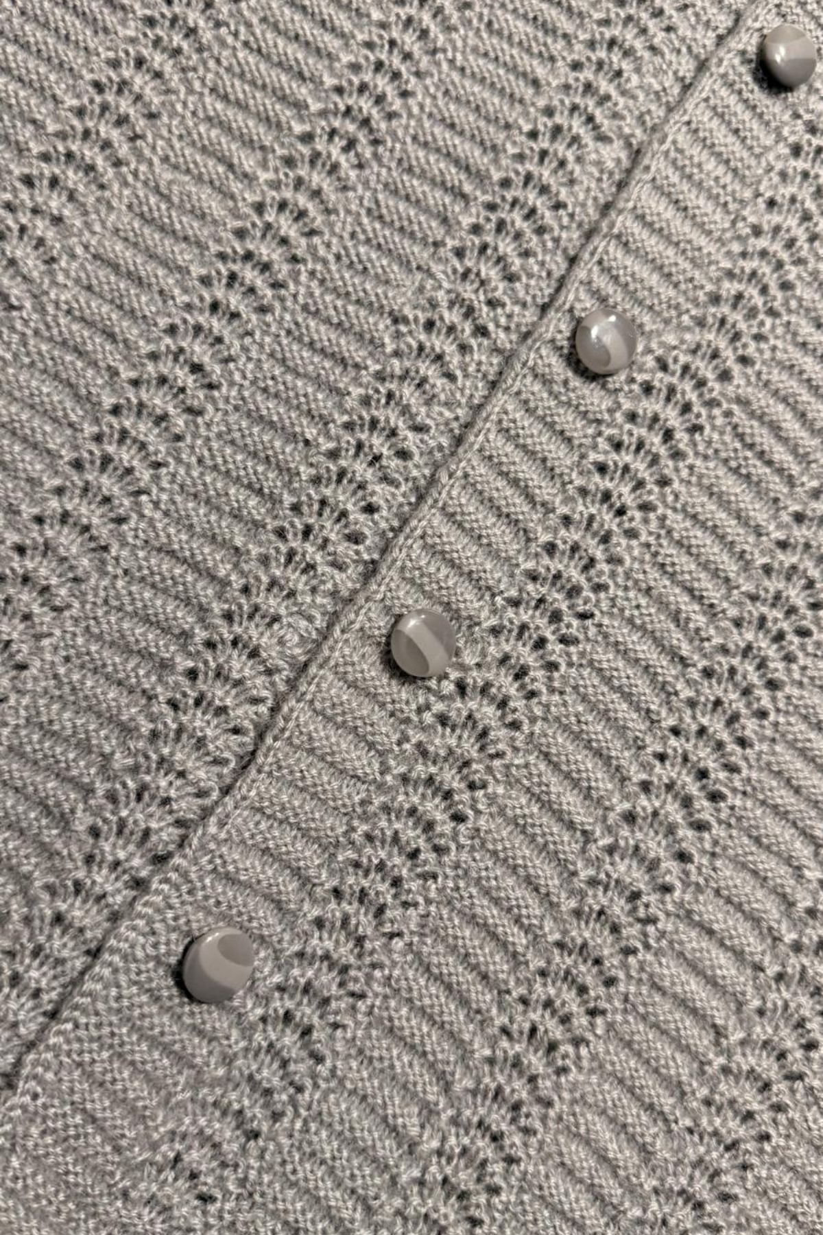 El Örgüsü Kadın Yelek – Gri Alize İp, Düğmeli Ajurlu Triko Yelek, Oversize Şık Model (Anneler Günü Özel)