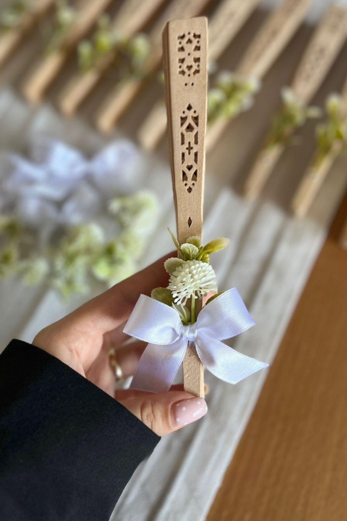 Ahşap Yelpaze Hediyelik – Beyaz Fiyonklu Nikah & Düğün Yelpazesi 24 Adet
