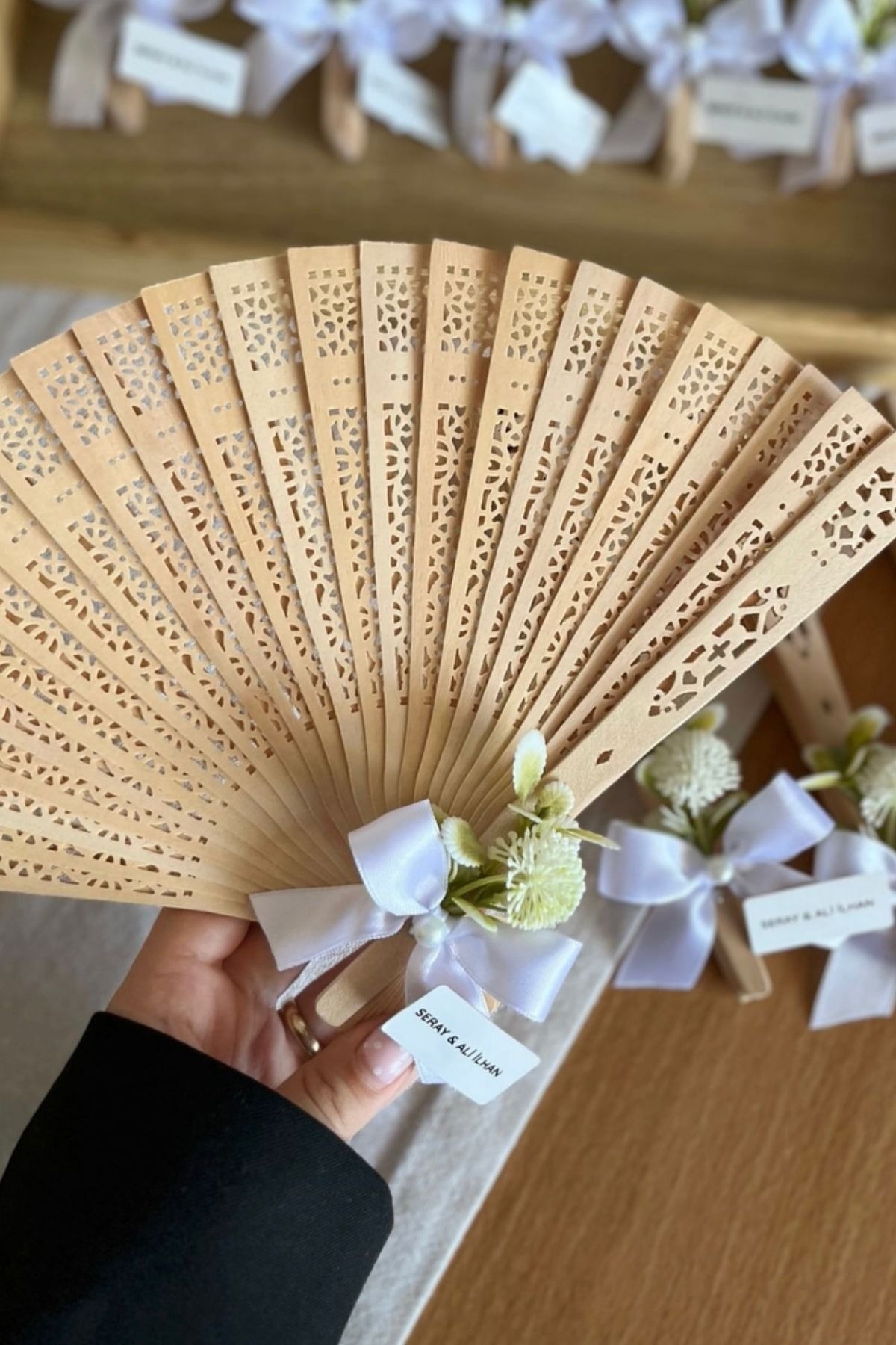 Ahşap Yelpaze Hediyelik – Beyaz Fiyonklu Nikah & Düğün Yelpazesi 24 Adet