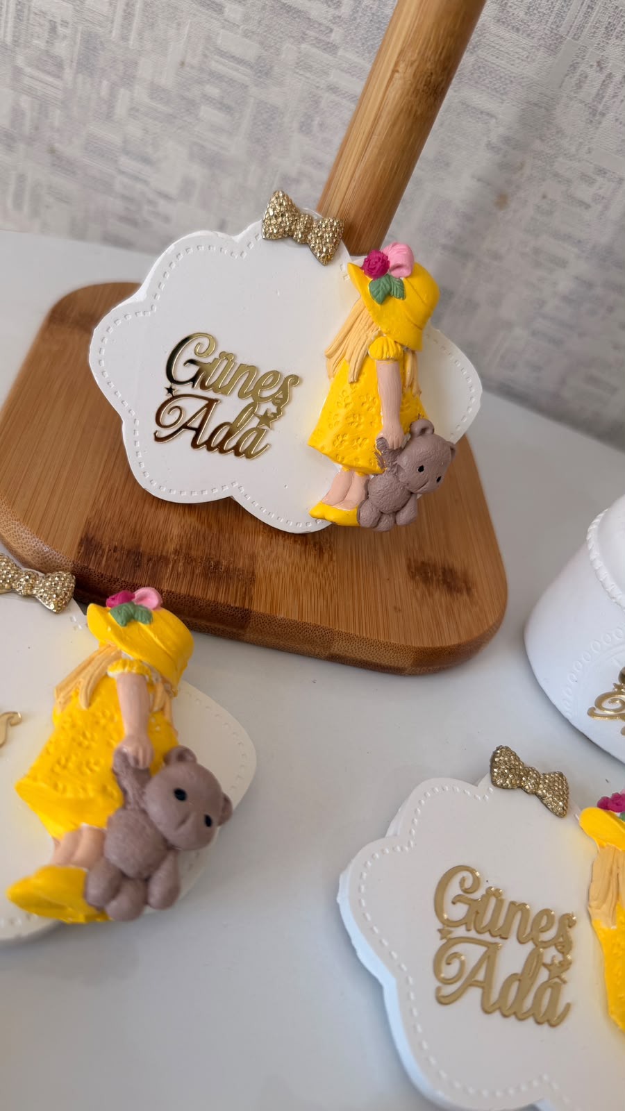  Kız Bebek Magnet Hediyelik | Sarı Elbiseli Kız Figürlü İsimli Baby Shower & Doğum Magnet 20 Adet
