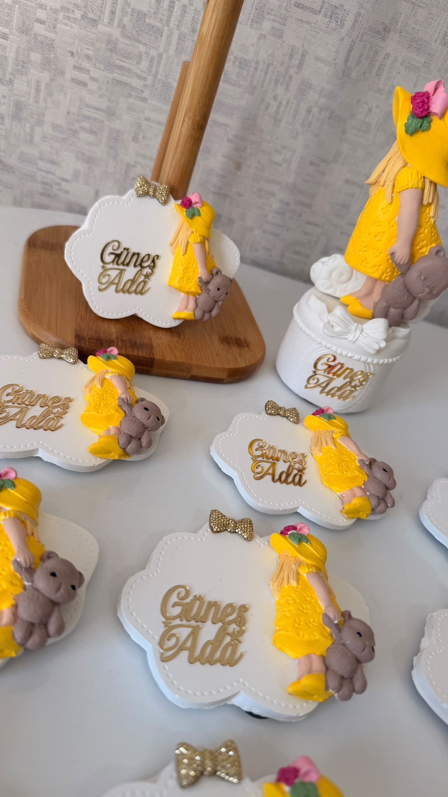  Kız Bebek Magnet Hediyelik | Sarı Elbiseli Kız Figürlü İsimli Baby Shower & Doğum Magnet 20 Adet