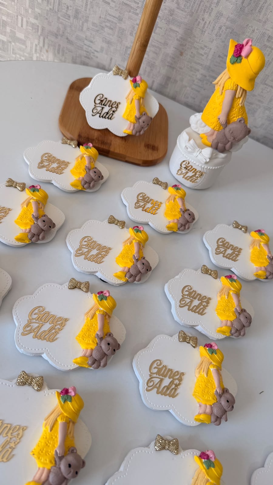  Kız Bebek Magnet Hediyelik | Sarı Elbiseli Kız Figürlü İsimli Baby Shower & Doğum Magnet 20 Adet
