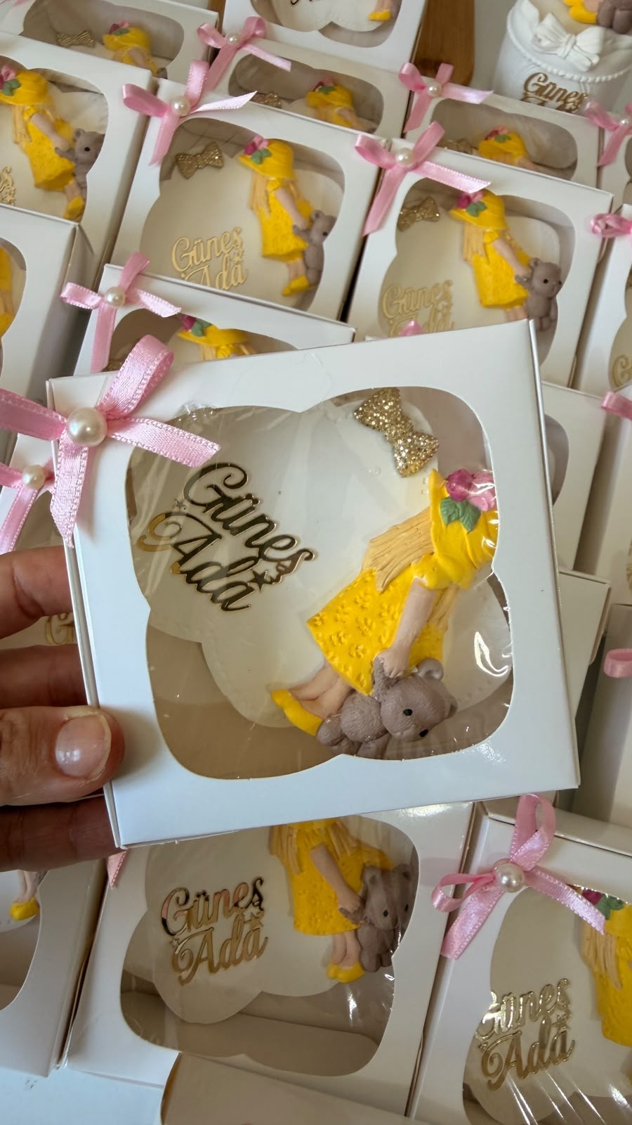  Kız Bebek Magnet Hediyelik | Sarı Elbiseli Kız Figürlü İsimli Baby Shower & Doğum Magnet 20 Adet