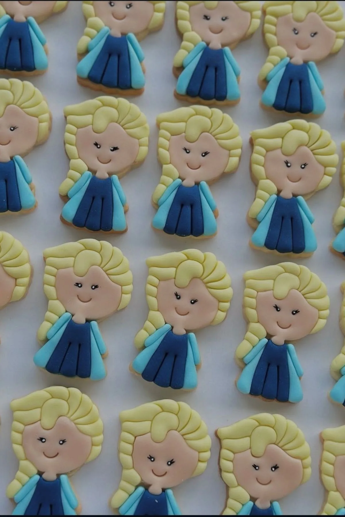  Karlar Ülkesi Prenses Elsa Kurabiye – Kız Çocuk Doğum Günü & Baby Shower Hediyelik 20 Adet