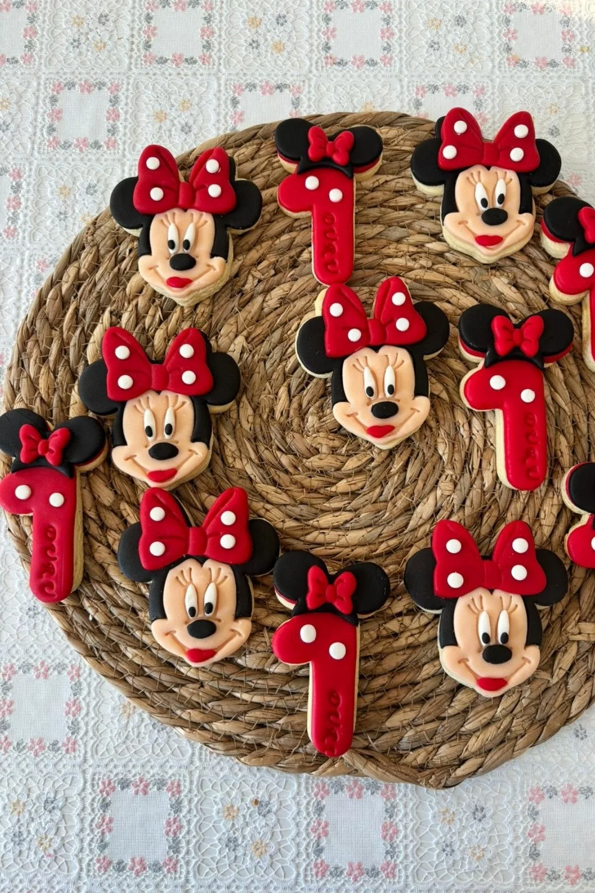 Minnie Mouse Karışık Kurabiye Seti (20 Adet) – 10 Minnie + 10 Rakam Kurabiye Kişiye Özel